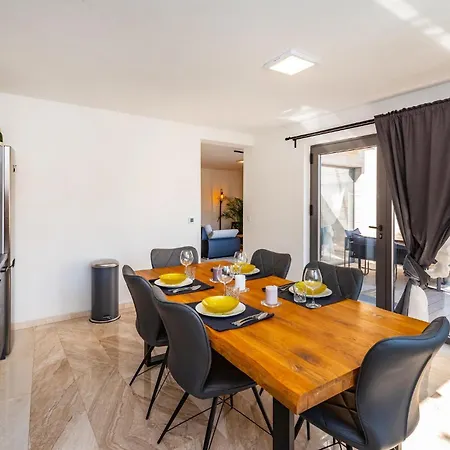 Gorgeous In With Heated Swimming Pool Zadar