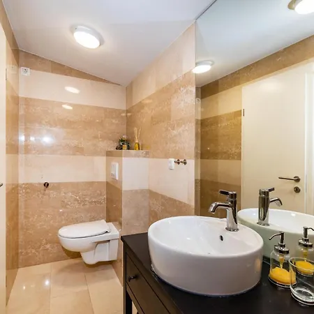Gorgeous In With Heated Swimming Pool *