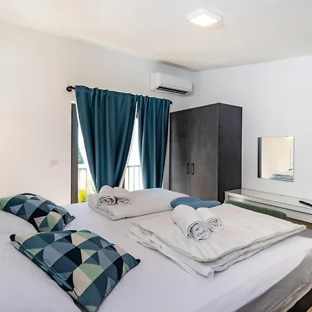 Gorgeous In With Heated Swimming Pool Holiday home *