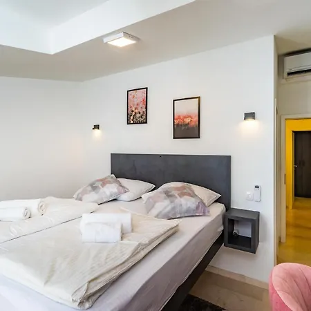 Gorgeous In With Heated Swimming Pool *