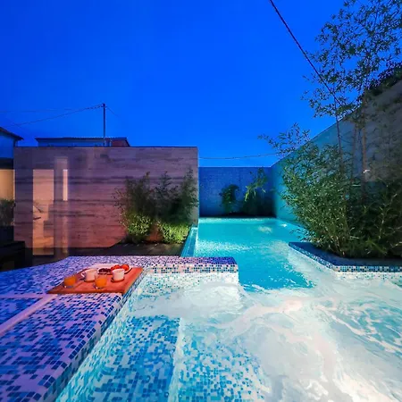 Gorgeous In With Heated Swimming Pool *