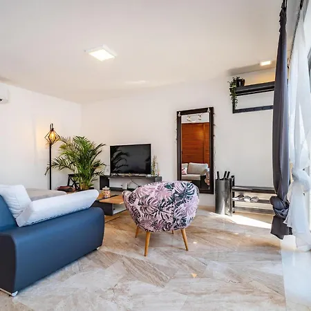 Gorgeous In With Heated Swimming Pool Holiday home *