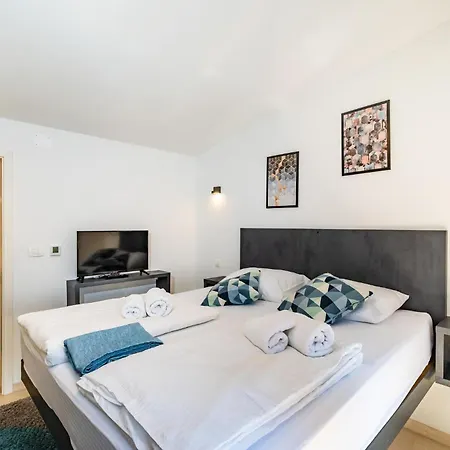 Gorgeous In With Heated Swimming Pool Holiday home *