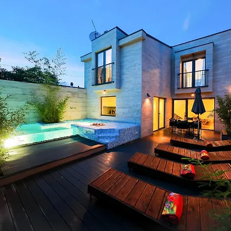 Gorgeous In With Heated Swimming Pool Holiday home *