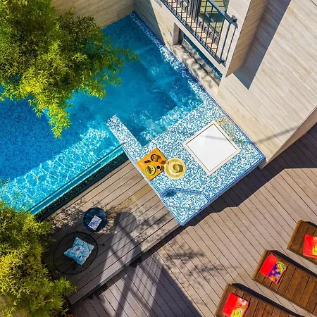 Gorgeous In With Heated Swimming Pool *